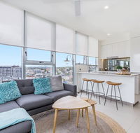 KOZYGURU NEWSTEAD DESIGNER 2 BED APT FREE PARKING POOL  GYM QNE088