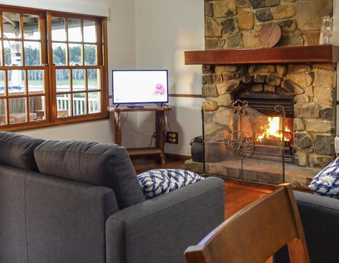Lakefront Holiday Villa - Accommodation NT 1