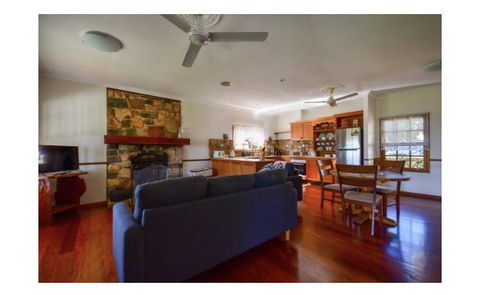 Lakefront Holiday Villa - Accommodation NT 0