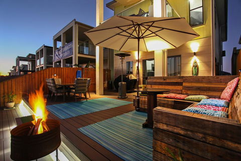 Lakeside Deck House - Accommodation NT 2
