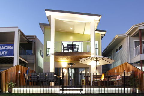 Lakeside Deck House - Accommodation NT 3