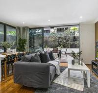 Large unit amid inner-city greenery close to CBD - Accommodation NT