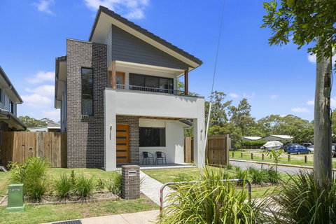 LAVISH BEACH HOUSE ON THE SURF SIDE! - Accommodation NT 1