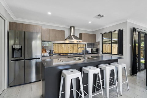 LAVISH BEACH HOUSE ON THE SURF SIDE! - Accommodation NT 3