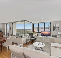 Light filled apartment with sweeping harbour views - Accommodation NT