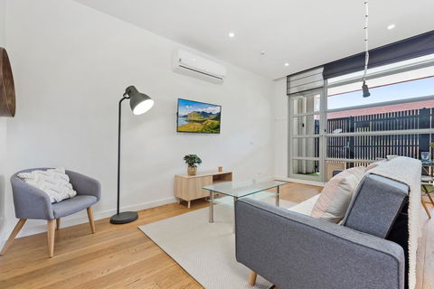 Light-Filled Beachside Apartment In Trendy Area - Accommodation NT 1