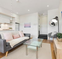 Light-Filled Beachside Apartment in Trendy Area - Accommodation NT