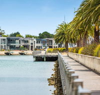 Luxe 101  Martha Cove waterfront luxury on the marina walk to beach - Accommodation NT