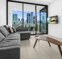 Luxe Apartment with Balcony and Pool Near Galleries - Accommodation NT