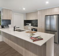 Luxury renovated home-5BR-meters from the beach - NT Tourism
