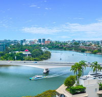 Luxury River City Views with Pool Gym Cafe WiFi Hospital - Accommodation NT
