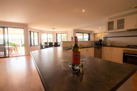 Madora Bay Beach House - NT Tourism 0