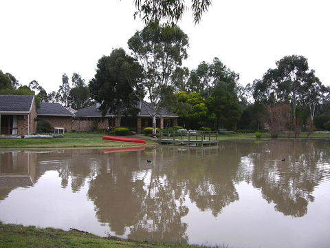 Magdala Motor Lodge & Lakeside Restaurant - NT Tourism 3