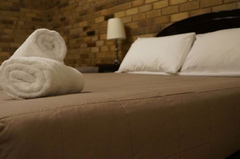 Magdala Motor Lodge & Lakeside Restaurant - NT Tourism 1