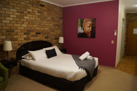 Magdala Motor Lodge & Lakeside Restaurant - NT Tourism 2
