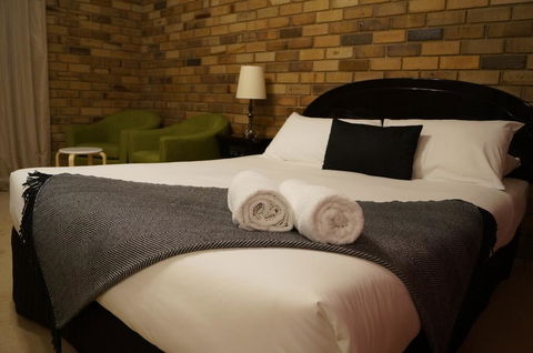 Magdala Motor Lodge & Lakeside Restaurant - NT Tourism 0