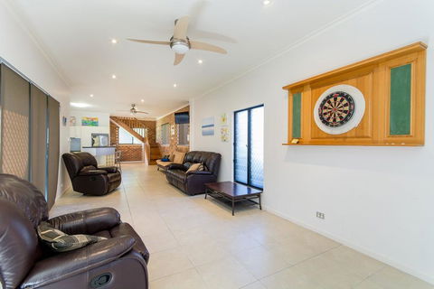 Magical Holiday Home - Welsby Pde, Bongaree - Accommodation NT 1