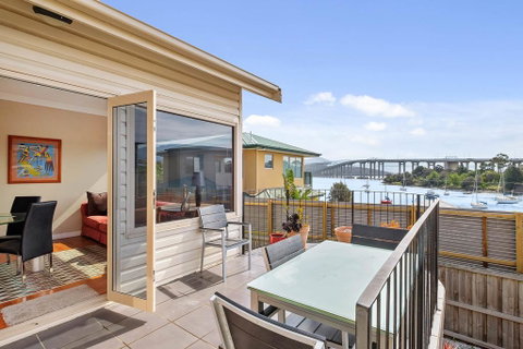 Manfield City Waterfront View Cottage - NT Tourism 1