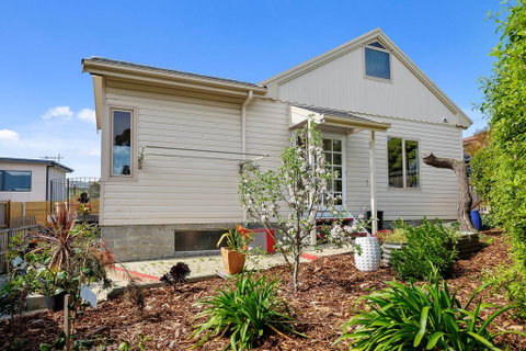 Manfield City Waterfront View Cottage - NT Tourism 2