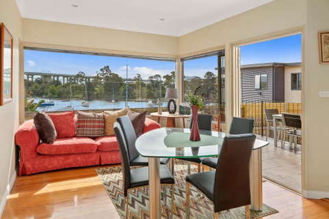 Manfield City Waterfront View Cottage - NT Tourism 3