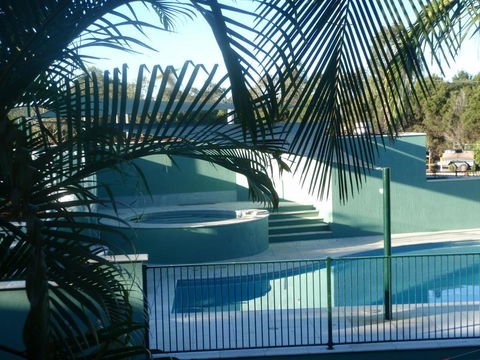 McNevins Logan Park Motel - NT Tourism 3