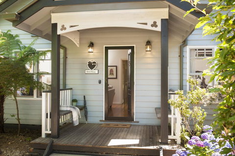 Merrow Cottages - Gatehouse - Accommodation NT 1