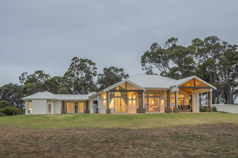 Metricup House - Elegant Country Retreat - NT Tourism 1