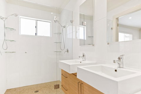 MITCHELL PARADE 120, MOLLYMOOK - NT Tourism 3