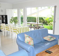 MODERN 3 BEDROOM APARTMENT IN TRADITIONAL QUEENSLANDER  PATIO LEAFY YARD POOL - Accommodation NT