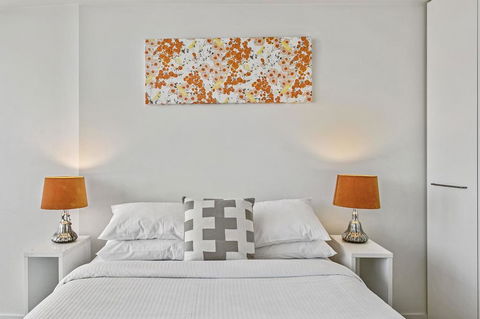 Modern Two Bedroom Apartment In Melbourne CBD - Accommodation NT 1