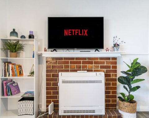 Moonah House-10 Mins To CBD & MONA, 4BR, 2 BATH, Great View, Park 3 Cars, Sleep 11, King Bed, En-suite - Accommodation NT 3