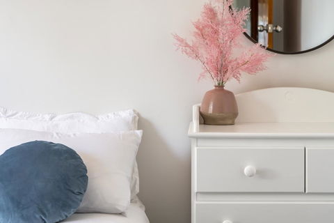 Moonah House-10 Mins To CBD & MONA, 4BR, 2 BATH, Great View, Park 3 Cars, Sleep 11, King Bed, En-suite - Accommodation NT 1