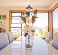 Moonah House-10 mins to CBD  MONA 4BR 2 BATH great view park 3 cars sleep 11 king bed en-suite - NT Tourism