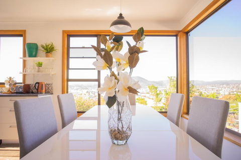 Moonah House-10 Mins To CBD & MONA, 4BR, 2 BATH, Great View, Park 3 Cars, Sleep 11, King Bed, En-suite - Accommodation NT 0