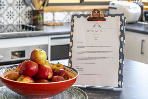 Moonah House-10 Mins To CBD & MONA, 4BR, 2 BATH, Great View, Park 3 Cars, Sleep 11, King Bed, En-suite - Accommodation NT 2