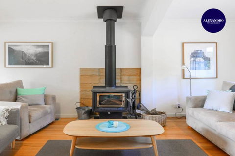 NATURE LOVERS DREAM // FIREPLACE //ACCESS TO HIKES - NT Tourism 3