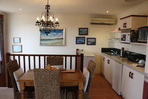 Crossland House - Accommodation NT 15