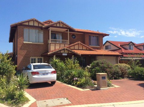 Crossland House - Accommodation NT 12