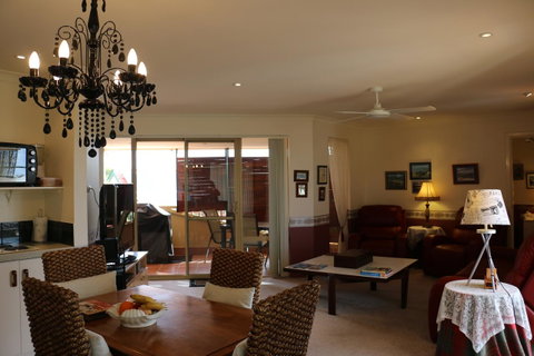 Crossland House - Accommodation NT 18