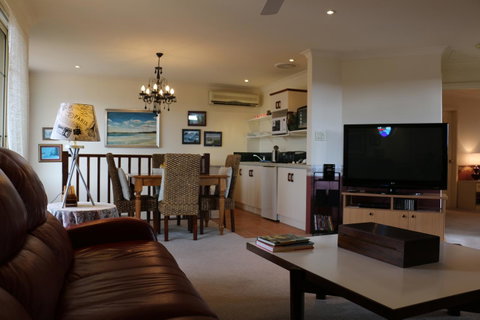 Crossland House - Accommodation NT 14