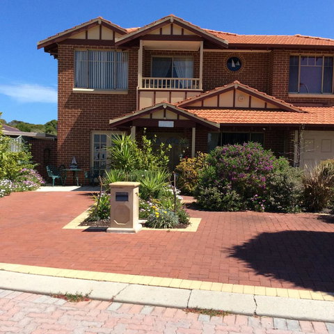Crossland House - Accommodation NT 10