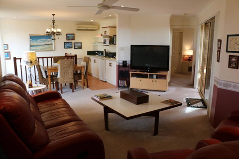 Crossland House - Accommodation NT 19