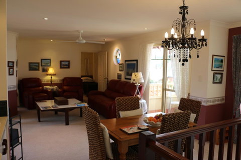 Crossland House - Accommodation NT 17