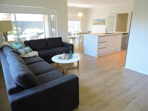 Contemporary Cove - Quindalup - Accommodation NT 3