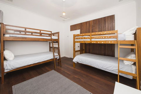 Buxton Thomas - Accommodation NT 7