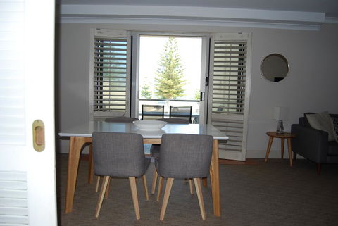 Absolute Beachfront Scarborough - Accommodation NT 3