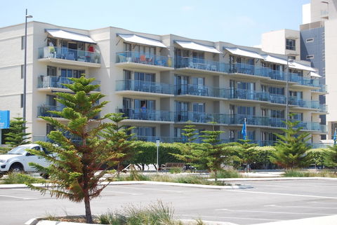 Absolute Beachfront Scarborough - Accommodation NT 9