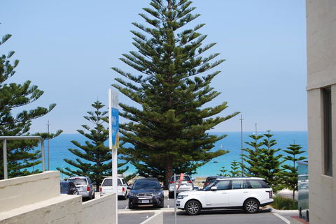 Absolute Beachfront Scarborough - Accommodation NT 7