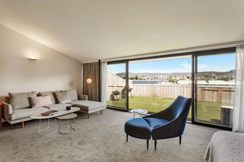 MACq 01 Hotel - Accommodation NT 24