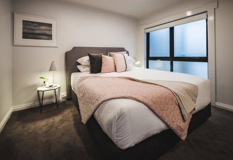 Russell House - Accommodation NT 8